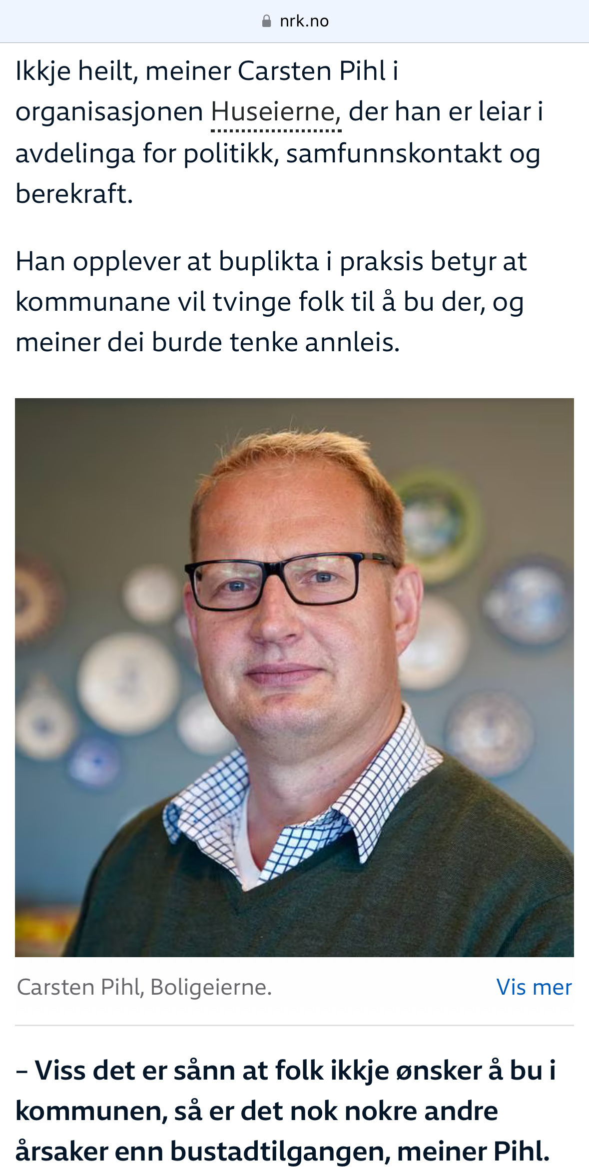 Screenshot from newsoutlet NRK:&10;&10;A man wearing glasses and a blue shirt is shown on a webpage with text in Norwegian and logos in the background.