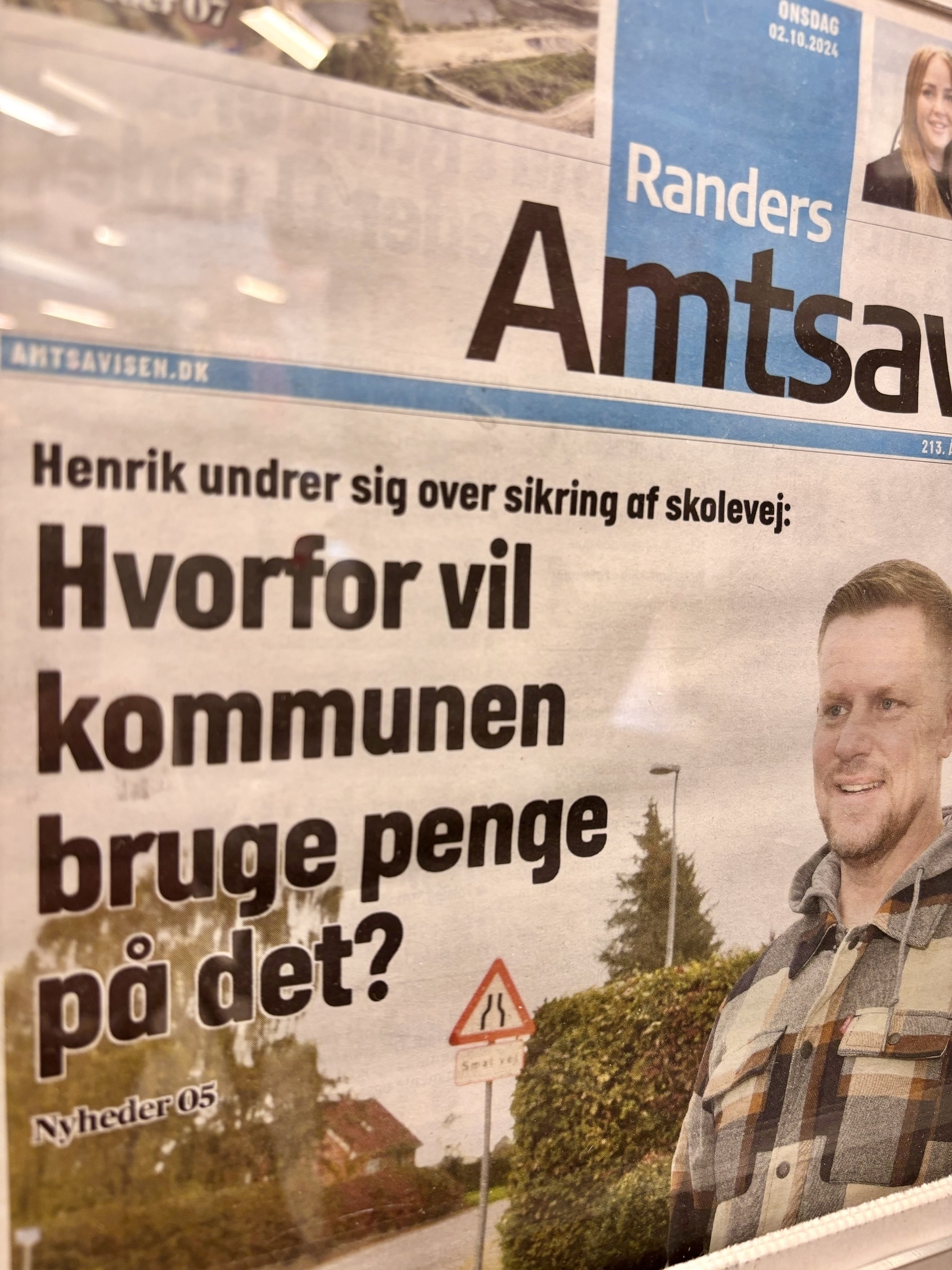 Forsiden av Randers Amtsavis: &10;«Henrik undrer sig over sikring af skolevej: &10;Hvorfor vil kommunen bruge penge på det?»