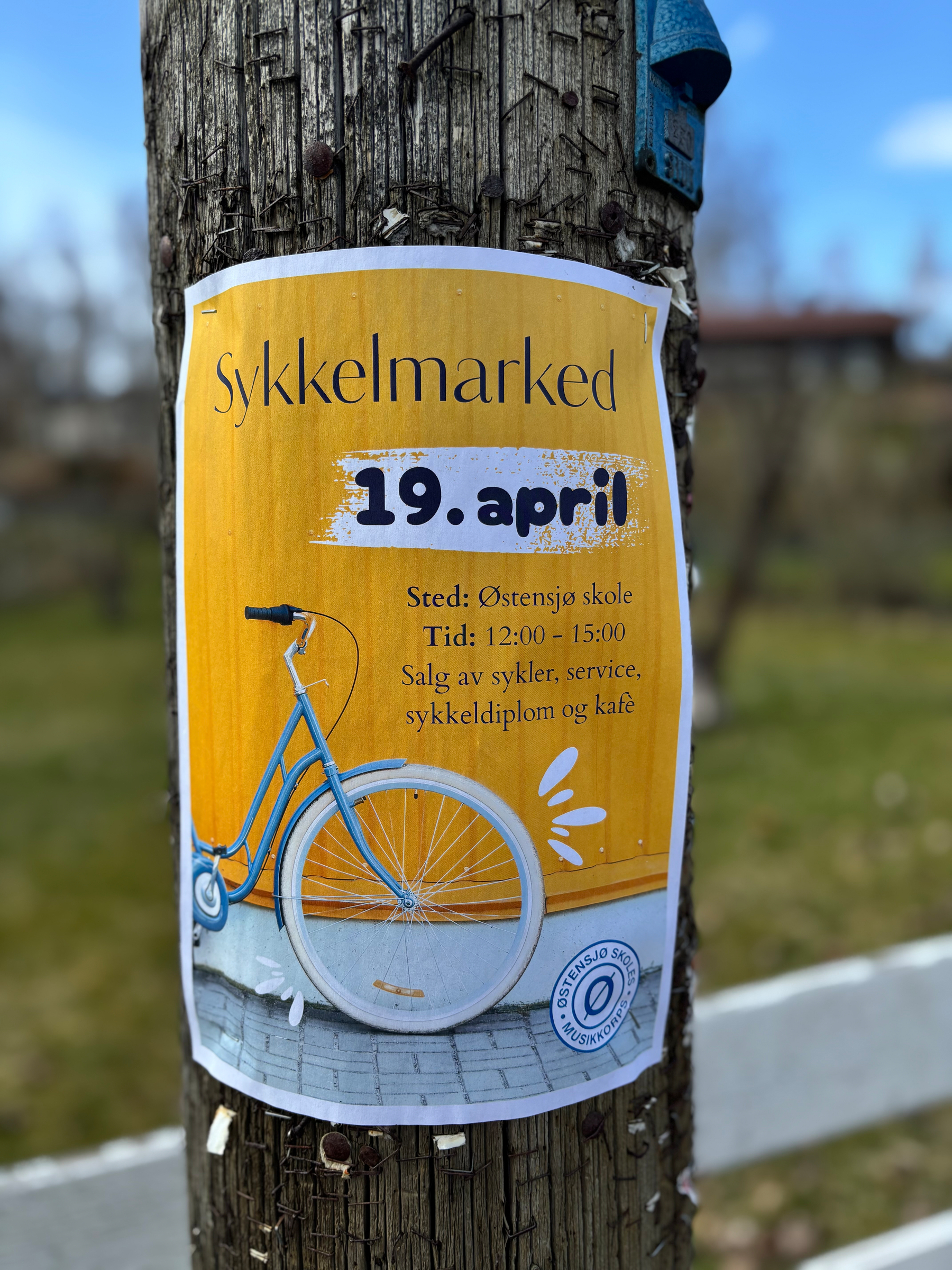En plakat med informasjon om sykkelmarked den 19. april ved Østensjø skole.